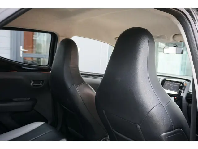 Toyota Aygo 1.0 VVT-i x-clusiv 2014 Benzine 36