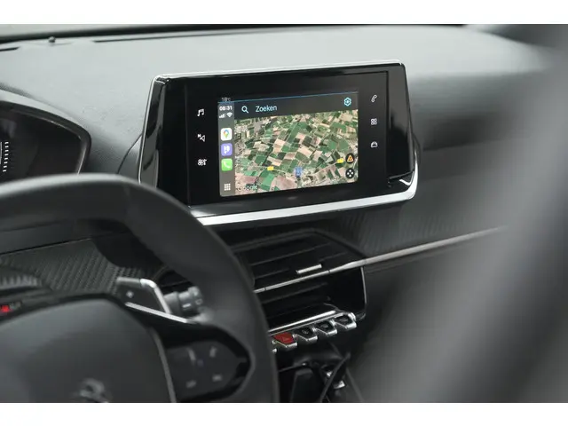 Peugeot 2008 PureTech 130 EAT8 Allure 2023 Benzine 62