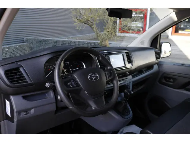 Toyota ProAce Long Worker 2.0 D-4D Navigator 2019 Diesel 8