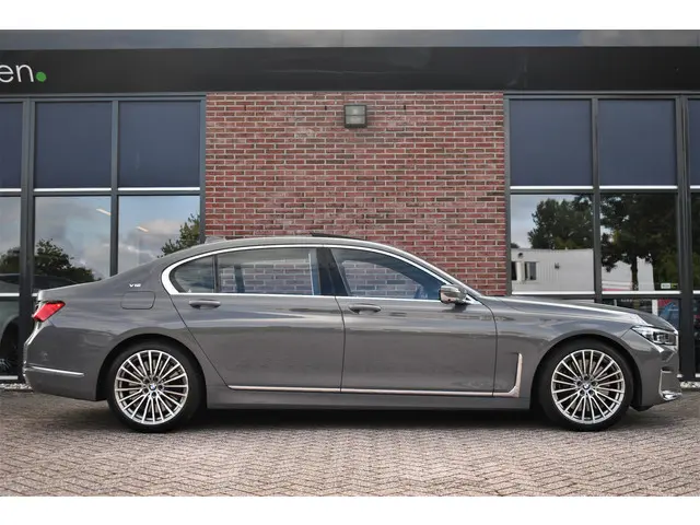 BMW 7 Serie M760Li xDrive 2019 Benzine 32