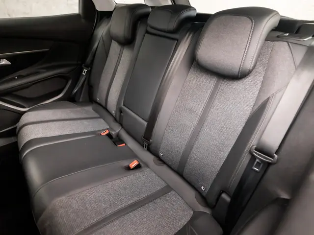 Peugeot 3008 1.2 PureTech Premium Sport 2020 Benzine 15