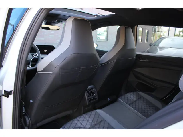 Volkswagen Golf 1.5 eTSI R-Line 2024 Benzine 26