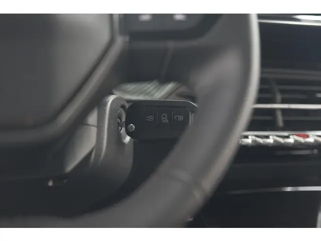 Peugeot 208 Hybrid 100 e-DCS6 Allure 2024 Benzine 42