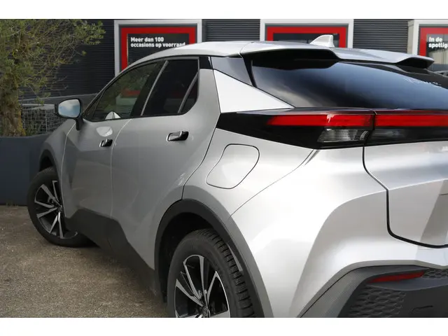 Toyota C-HR 1.8 Hybrid 140 Dynamic 2024 Hybride Benzine 9