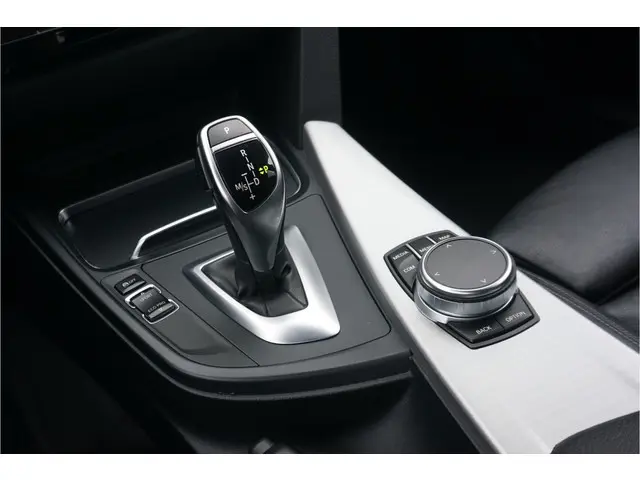 BMW 3 Serie 320i High Exec 2017 Benzine 26