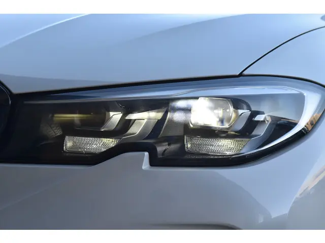 BMW 3 Serie 320i Executive Edition 2019 Benzine 32