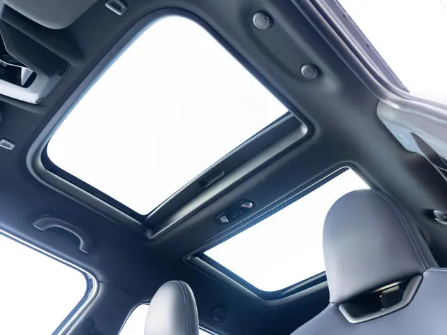 MINI 5-Deurs Cooper C Favoured 2025 Benzine 30