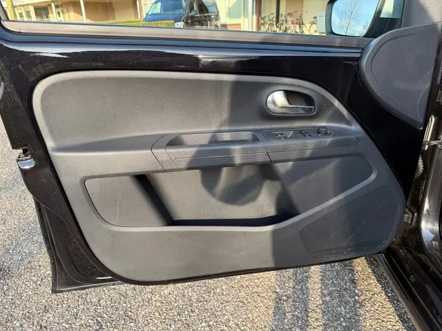 Volkswagen up! 1.0 cross up! BlueMotion 2015 Benzine 12