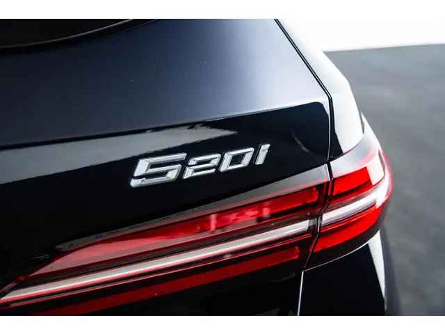 BMW 5 Serie Touring 520i 2024 Benzine 38