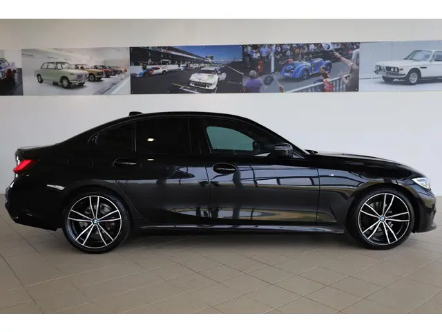 BMW 3 Serie Sedan 320i 2019 Benzine 3