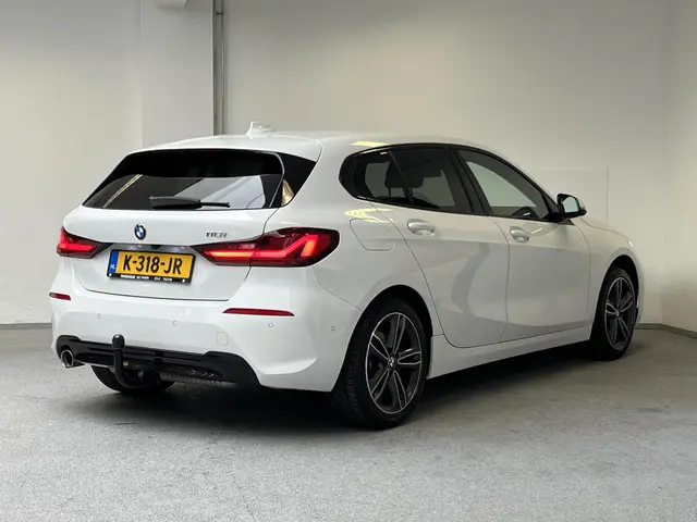 BMW 1 Serie 118i Sport Line 2021 Benzine 2