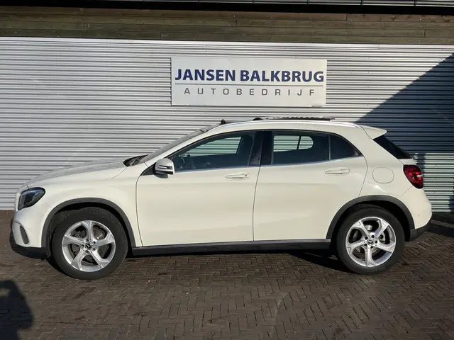 Mercedes-Benz GLA 180 Premium Plus 2017 Benzine 3