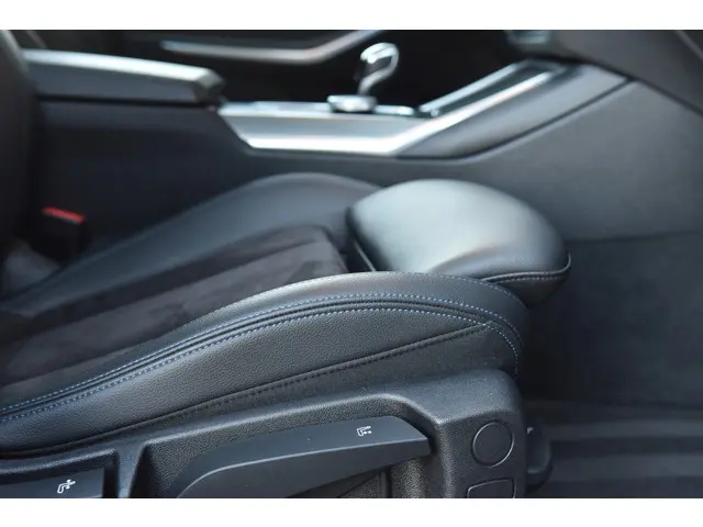 BMW 3 Serie Touring 320i Business Edition 2022 Benzine 13