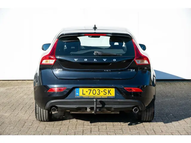 Volvo V40 T4 Momentum | Trekhaak | Xenon 2015 Benzine 3