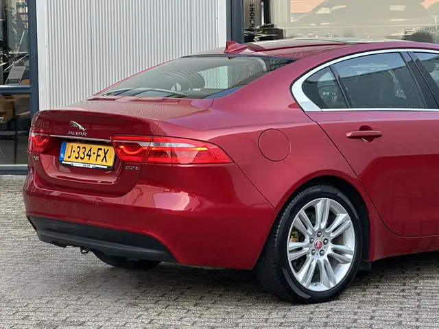 Jaguar XE 2.0 Portfolio 2015 Benzine 33