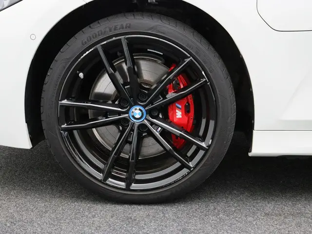 BMW 3 Serie Sedan 330e 2024 Hybride Benzine 6