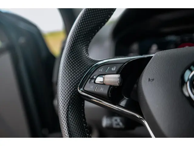 Škoda Karoq 1.5 TSI DSG Sportline 2021 Benzine 35