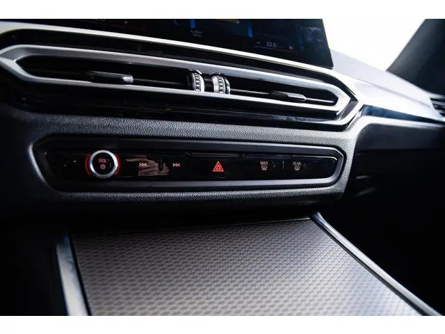 BMW 3 Serie Touring 330i 2023 Benzine 55