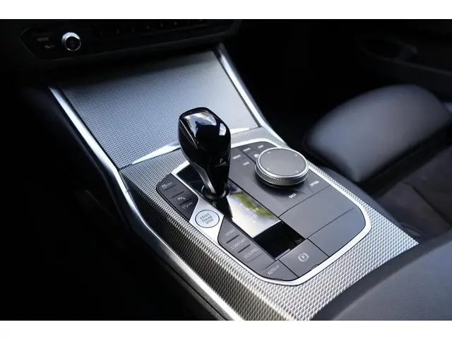 BMW 3 Serie Touring 320i Executive 2022 Benzine 18