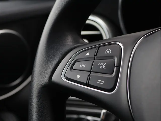 Mercedes-Benz GLC 220 d 4MATIC 2018 Diesel 35