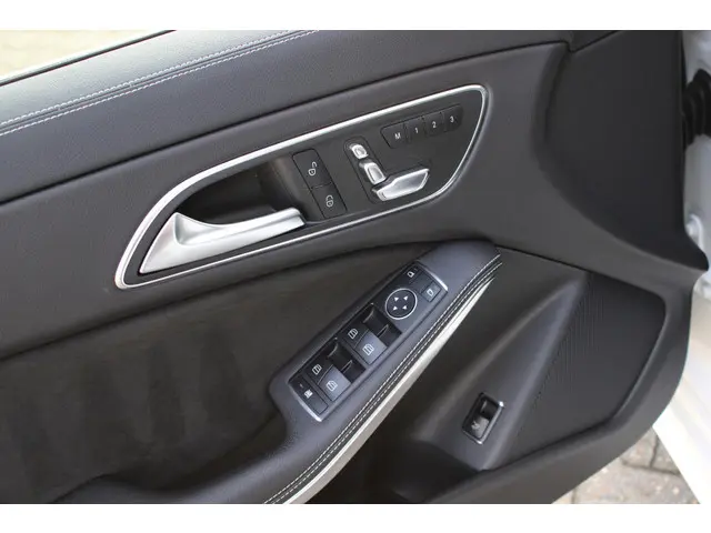 Mercedes-Benz CLA 180 AMG 2018 Benzine 32