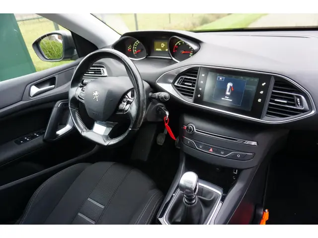 Peugeot 308 SW 1.2 130pk panoramadak NAP 2014 Benzine 11