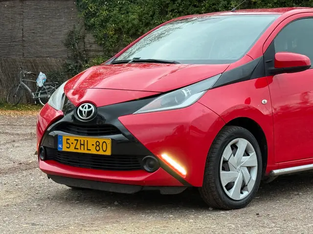 Toyota Aygo 1.0 VVT-i x-play/SIDE BARS 2015 Benzine 23