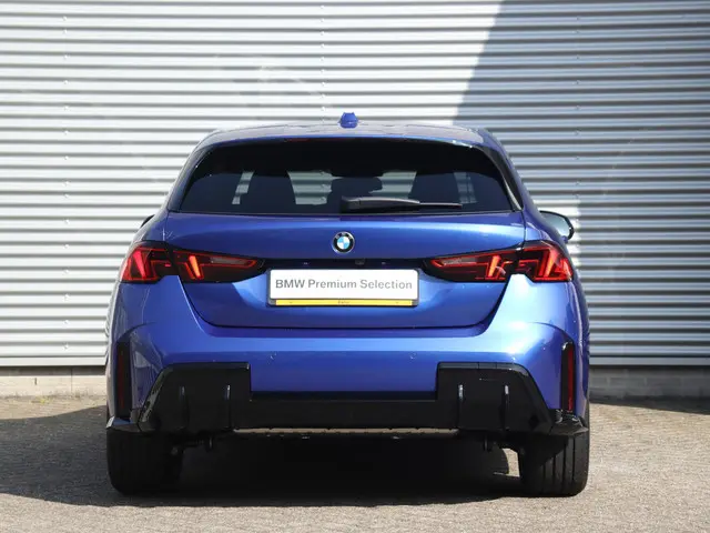 BMW 1 Serie 5-deurs 120 2025 Benzine 4