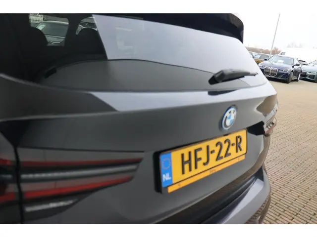 BMW iX3 2