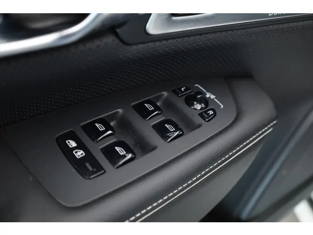 Volvo V90 2.0 T8 Recharge R-Design 2022 Hybride Benzine 6