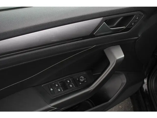 Volkswagen T-Roc 1.5 TSI 150pk DSG Style 2022 Benzine 24