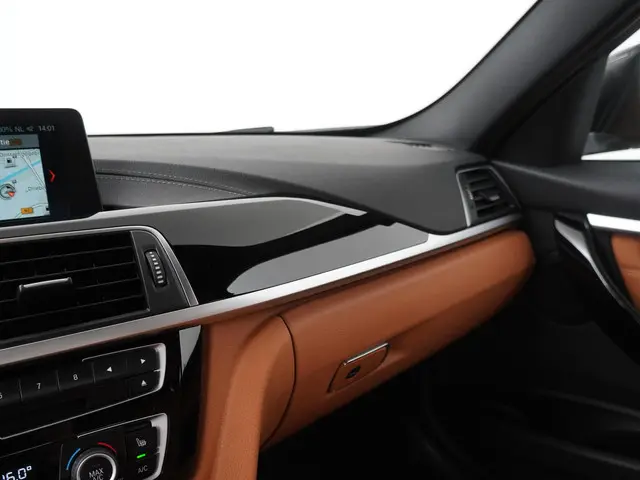 BMW 3 Serie 320i Luxury Edition 2019 Benzine 22