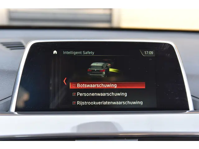 BMW X1 xDrive20i Executive 2017 Benzine 24