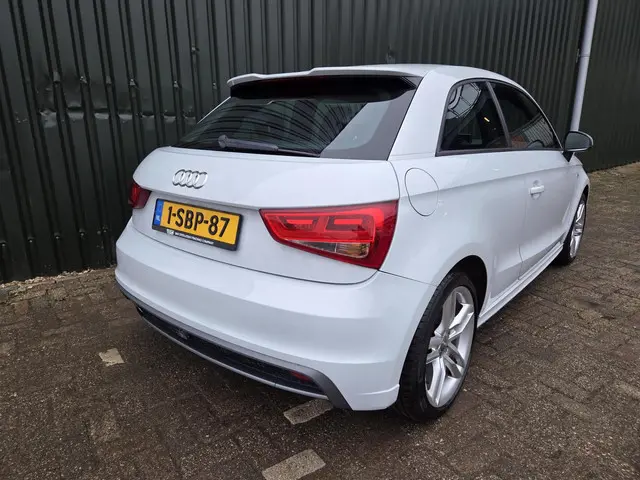 Audi A1 1.2 TFSI 2X S line NL AUTO 2013 Benzine 6