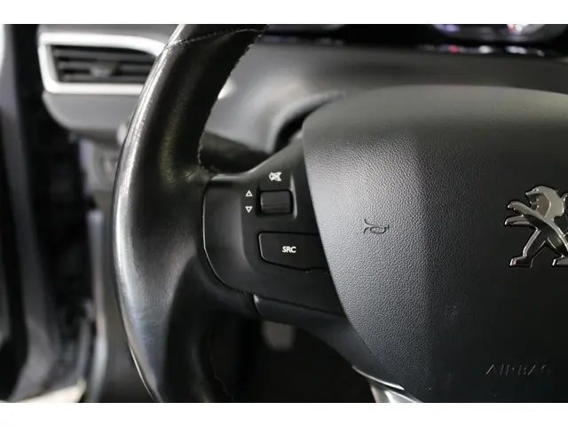 Peugeot 2008 1.2 PureTech Allure 110 PK. 2018 Benzine 18