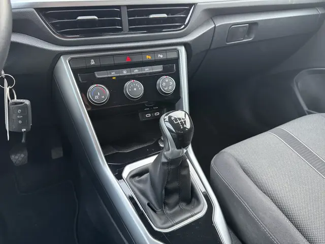 Volkswagen T-Roc 1.0 TSI 110pk 75 Edition 2022 Benzine 19