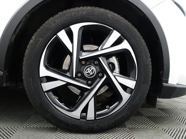 Toyota C-HR 1.8 Hybrid Dynamic Aut- 2023 Hybride Benzine 23