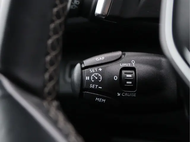 Peugeot 3008 1.6 e-THP Premium 2018 Benzine 37