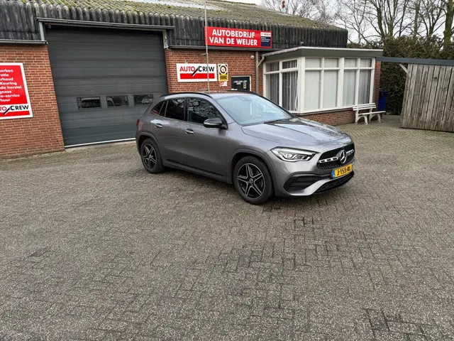 Mercedes-Benz GLA 200 Business Solution AMG 2020 Benzine 4