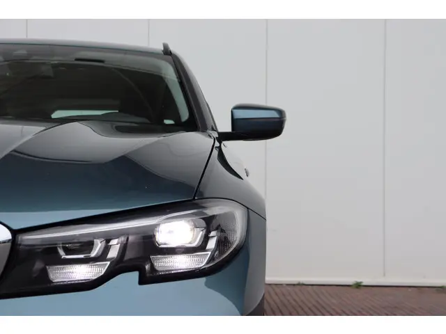 BMW 3 Serie Touring 318i Executive Edition 2020 Benzine 3