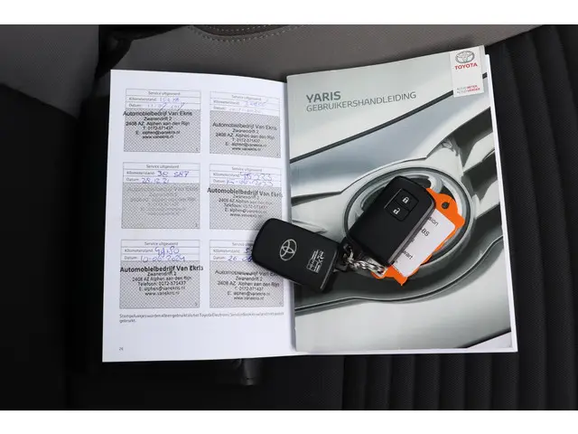 Toyota Yaris 1.5 Hybrid Bi-Tone, 2017 Hybride Benzine 34