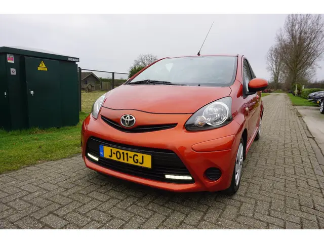 Toyota Aygo 1.0 VVT-i Dynamic Orange LED 2012 Benzine 2