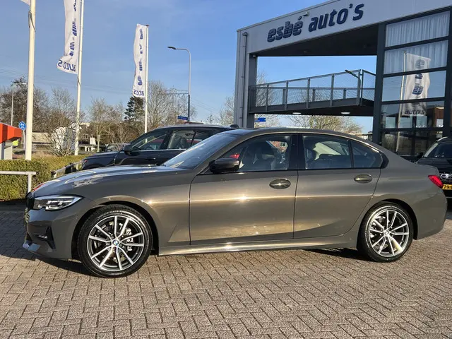 BMW 3 Serie 318i 2.0 High Executive Edition 2022 Benzine 7