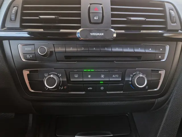 BMW 3 Serie 328i Executive 2012 Benzine 33