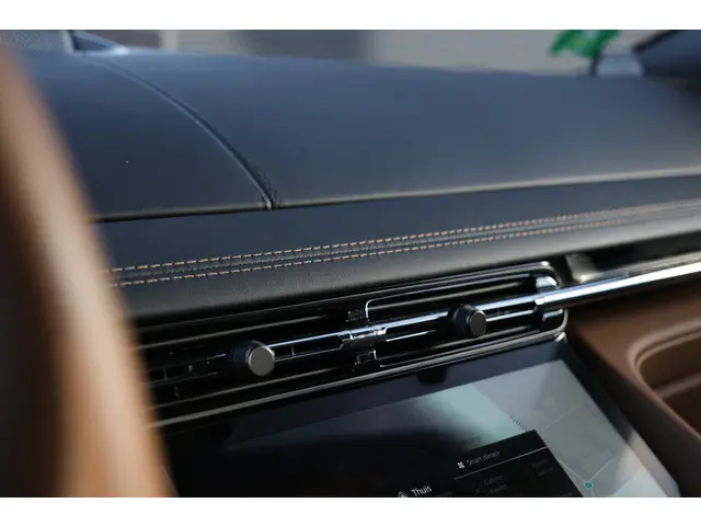 Aston Martin V8 Volante DB12 4.0 2024 Benzine 32