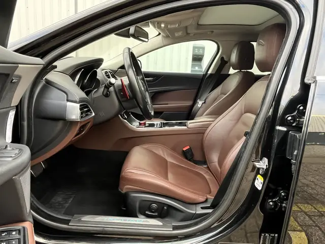 Jaguar XE 2.0 Portfolio 2015 Benzine 17