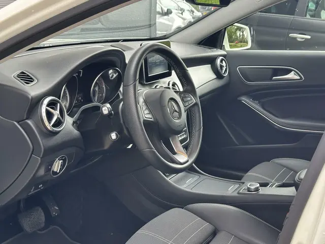 Mercedes-Benz GLA 180 Prestige 2016 Benzine 9