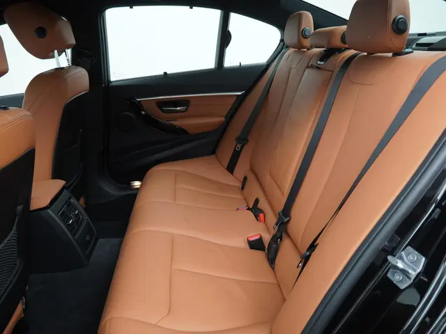 BMW 3 Serie 320i Luxury Edition 2019 Benzine 14