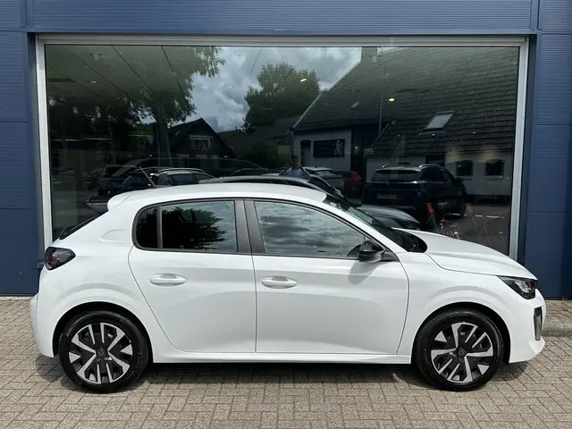 Peugeot 208 1.2 Hybrid 110 e-DCS6 Style 2025 Benzine 6