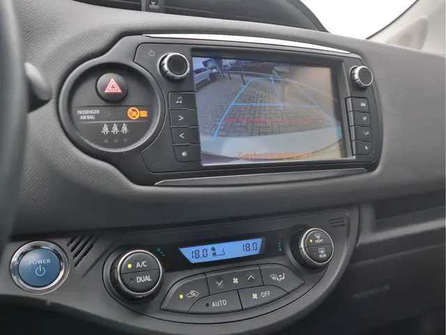 Toyota Yaris 1.5 Hybrid Comfort 2015 Hybride Benzine 16